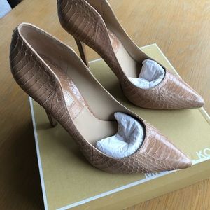 Mickael Kors toffee snakeskin pumps
